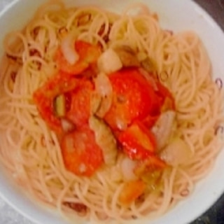 残り物サラダで作る、トマトのペペロンチーノ